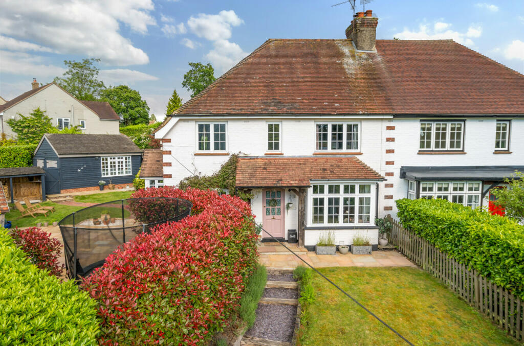 3 bedroom semidetached house for sale in Clovelly Road, Hindhead