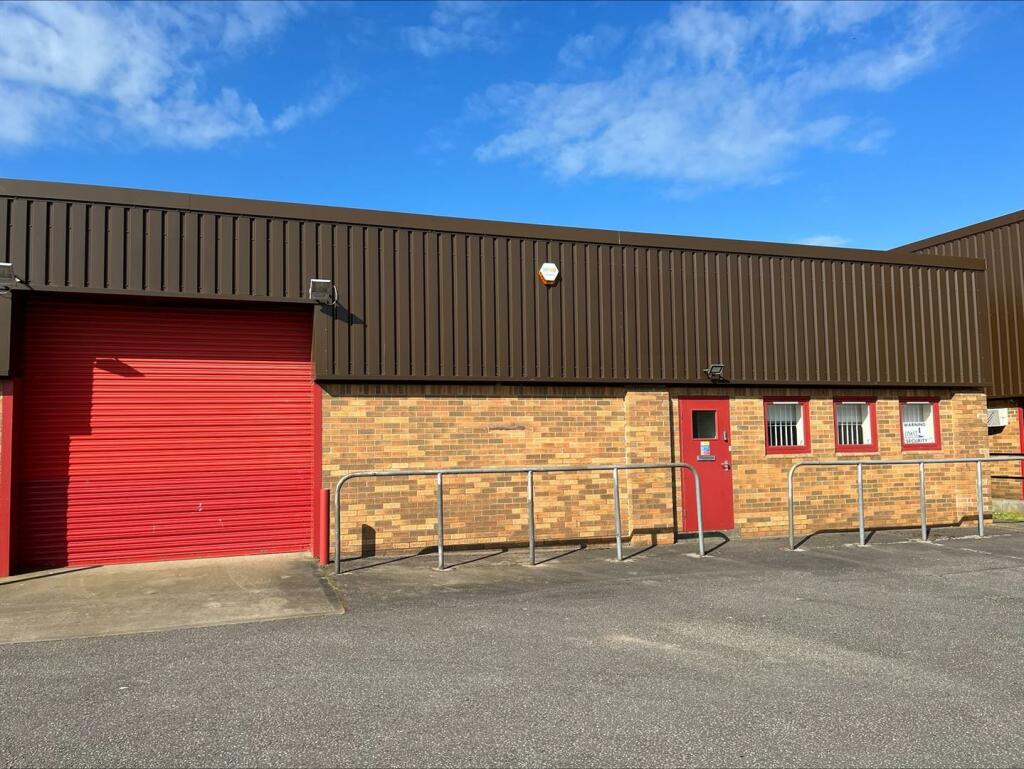 Commercial property to lease in Warwick Road, Fairfield Industrial