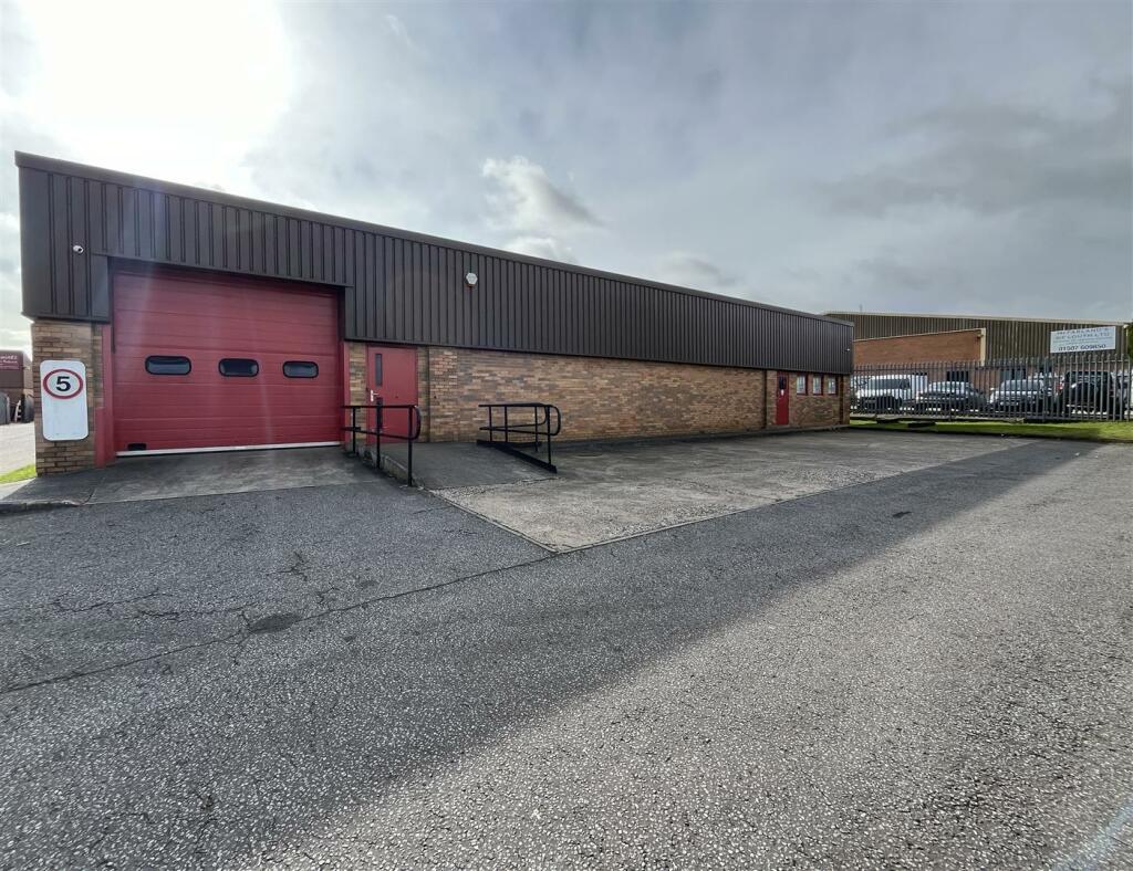 Commercial property to lease in Warwick Road, Fairfield Industrial