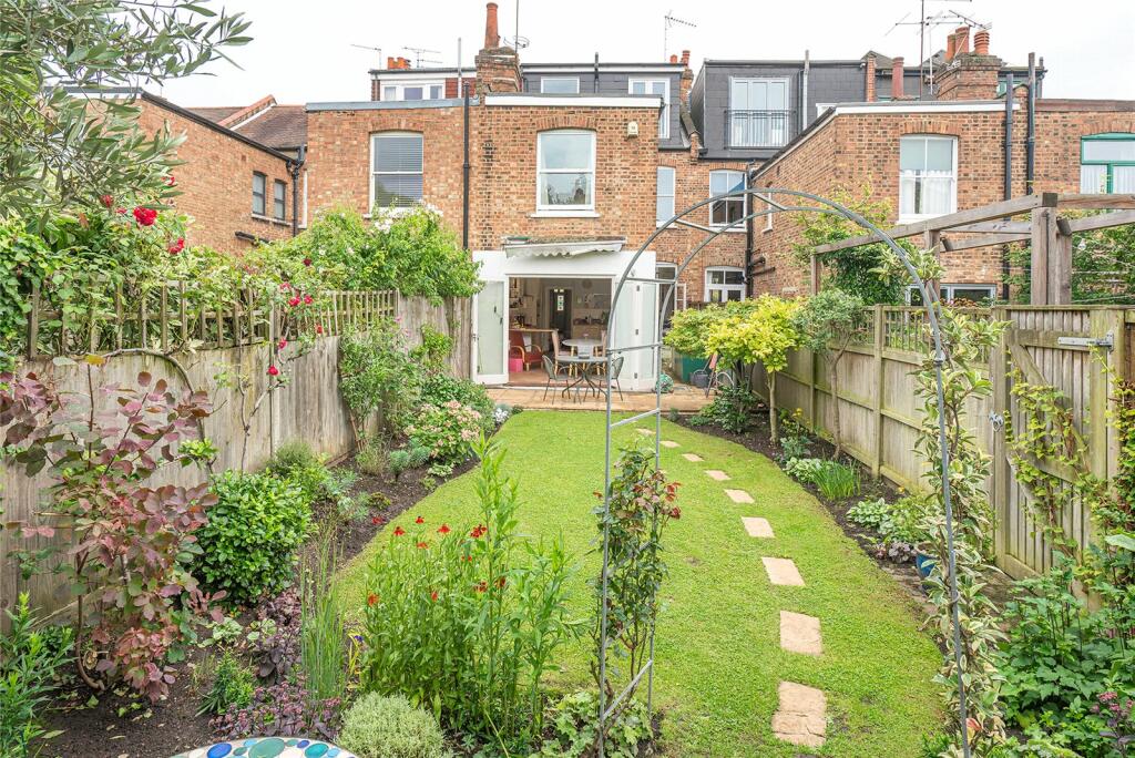 4 bedroom terraced house for sale in Baden Road, London, N8
