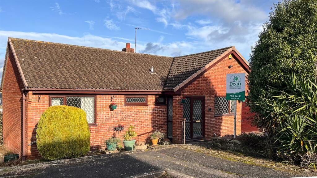 3 bedroom detached bungalow for sale in Elm Court, Woolaston, Lydney, GL15