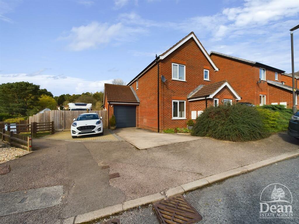 3 bedroom detached house for sale in Grove Park, Whitecroft, Lydney, GL15