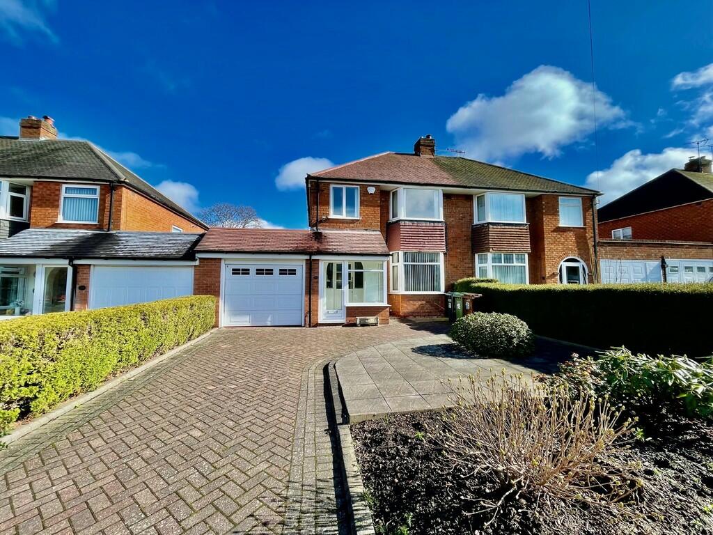 3 bedroom semi-detached house for rent in Windsor Drive, Solihull, B92