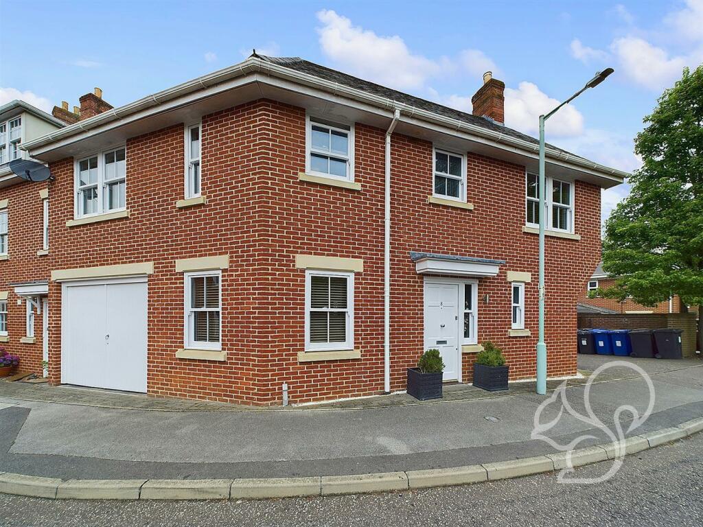 4 bedroom end of terrace house for sale in Stephensons Place, Bury St
