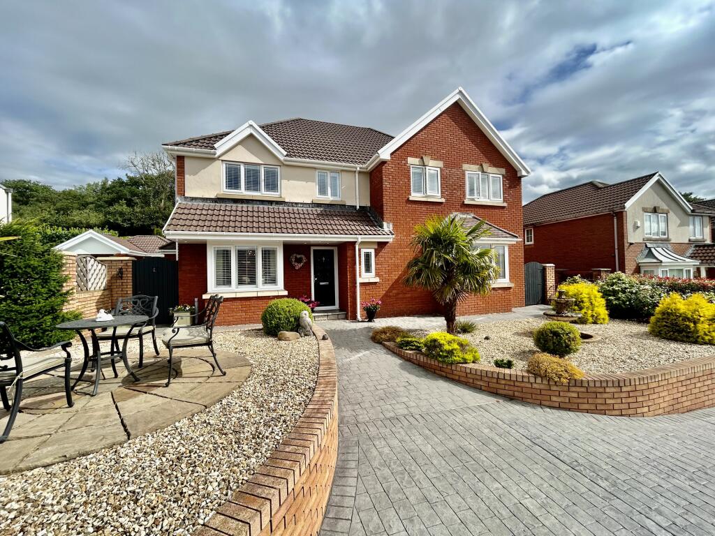 4 bedroom detached house for sale in Gilfach Road, Tonyrefail, Porth