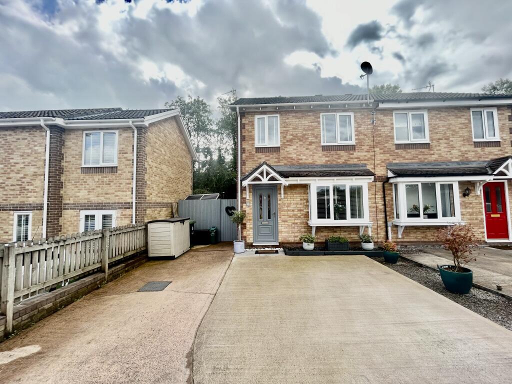 3 bedroom semidetached house for sale in Ffordd Helygen, Llanharry
