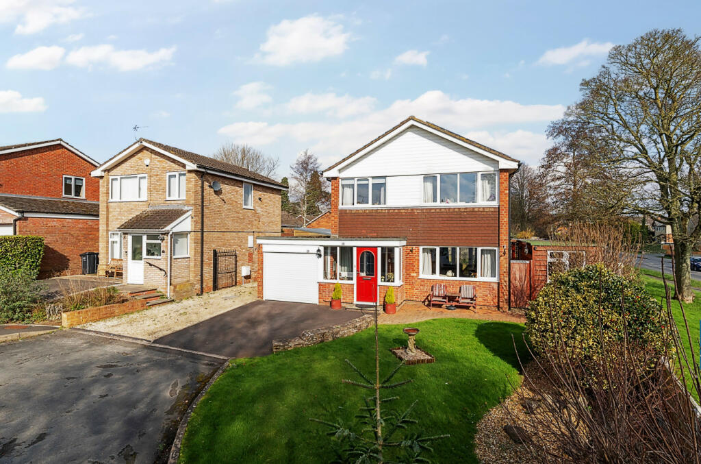3 bedroom detached house for sale in Buckfield Road, Leominster