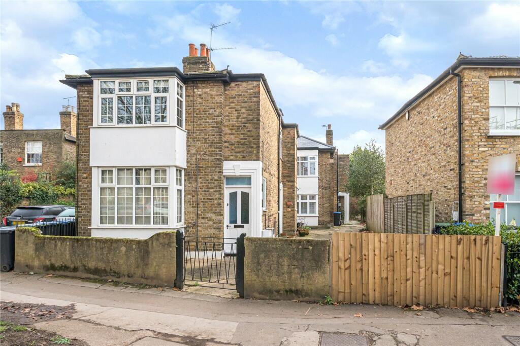 2 bedroom for sale in Chase Side, Enfield, EN2