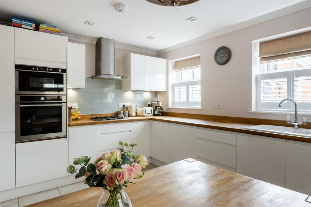 3 bedroom semidetached house for sale in Allingham Road, Reigate, RH2
