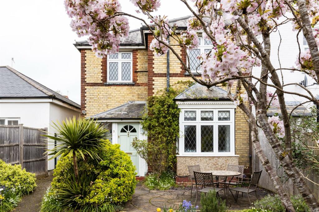 3 bedroom semidetached house for sale in Woodhatch Road, Reigate, RH2