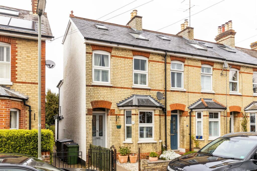 3 bedroom end of terrace house for sale in Albion Road, Reigate, RH2