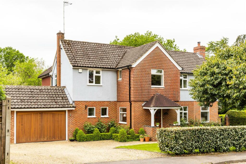 4 bedroom detached house for sale in Ridge Green, South Nutfield