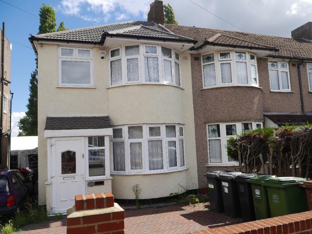 3 bedroom end of terrace house for sale in Datchet Road, London, SE6