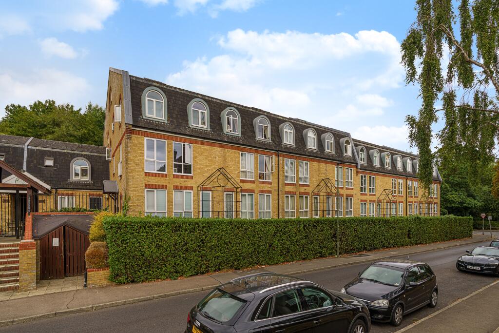 Studio flat for sale in West Wickham, BR4