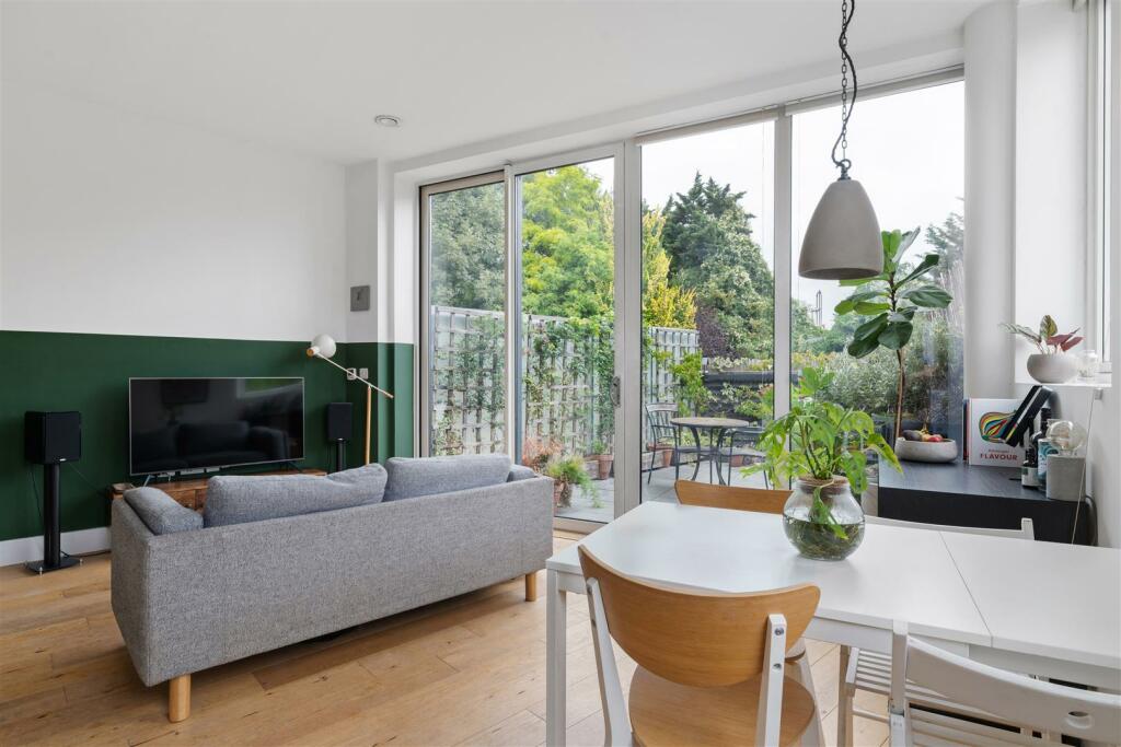 1 bedroom apartment for sale in Cadogan Terrace, Hackney, E9