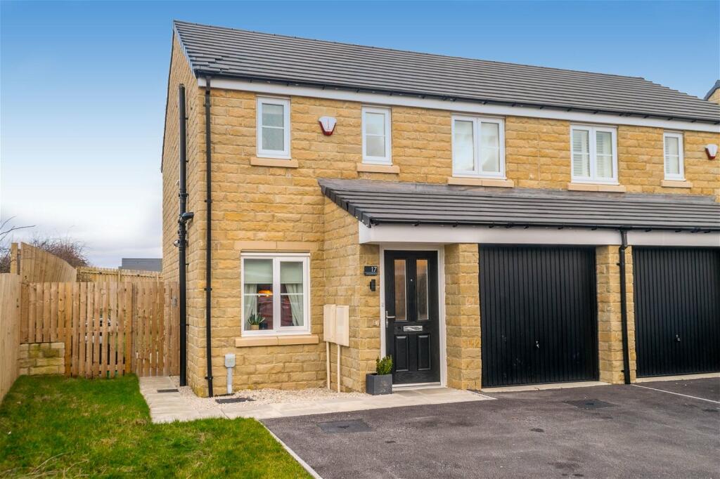 3 bedroom semidetached house for sale in Jacquard Road, Skelmanthorpe, HD8