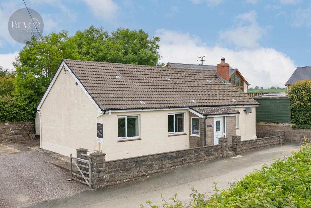3 bedroom detached house for sale in Hafod Lon, Penffordd, Clynderwen
