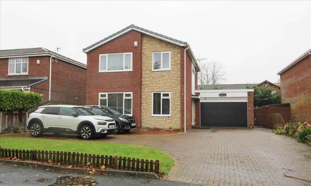 4 bedroom detached house for sale in Roslin Way, Barns Park