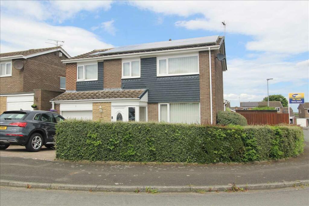 4 bedroom detached house for sale in Twyford Close, Parkside Grange