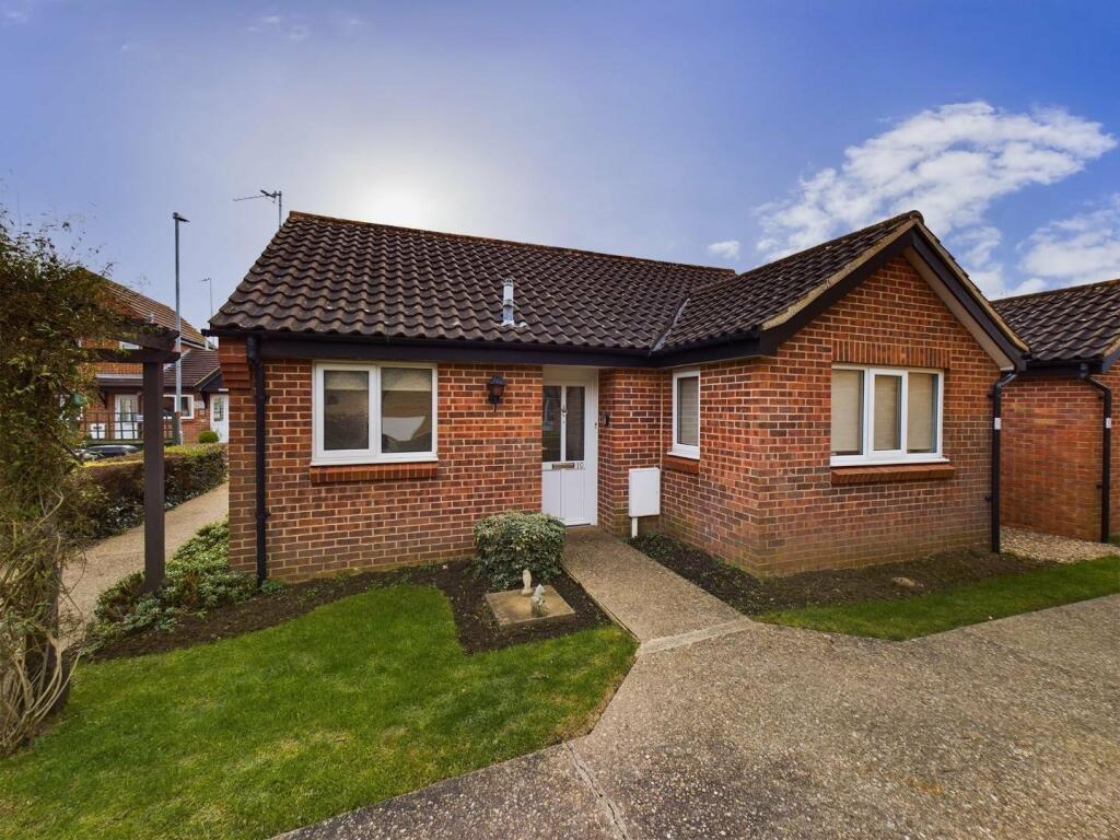 2 bedroom detached bungalow for sale in Sheraton Close, Headlands, NN3