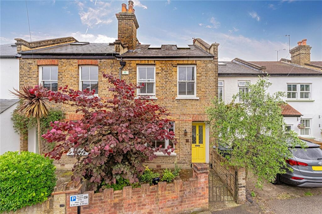 3 bedroom end of terrace house for sale in Albion Road, Twickenham, TW2