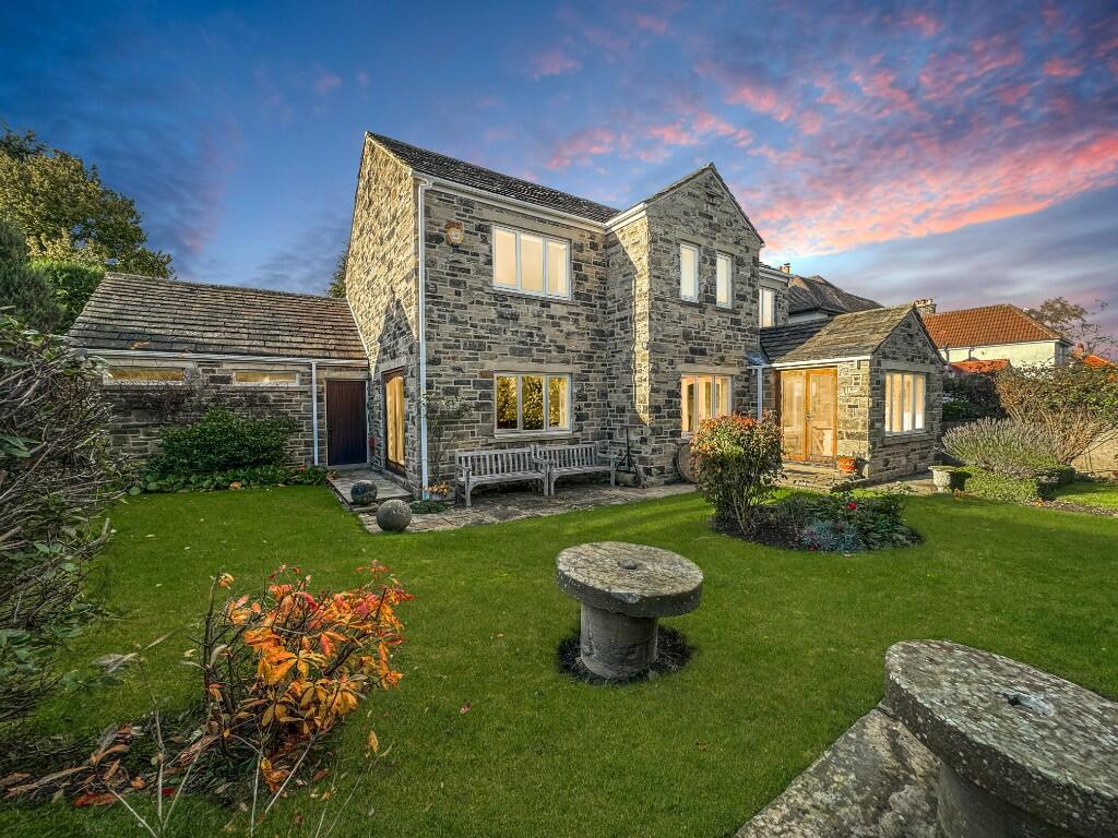 4 bedroom detached house for sale in Halstead Drive, Menston, LS29