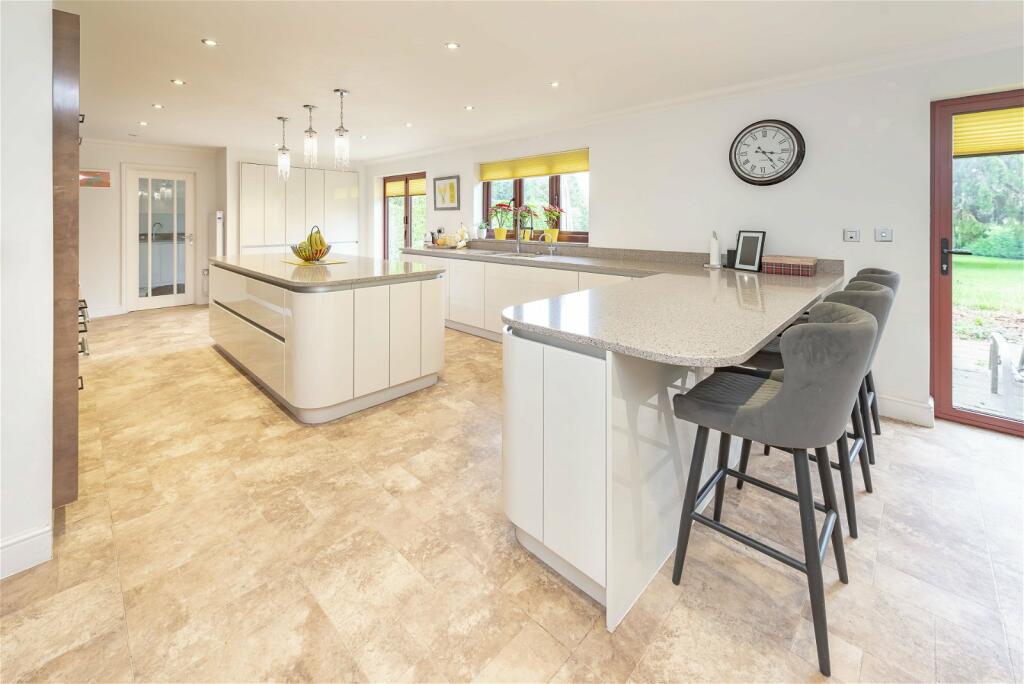 5 bedroom detached house for sale in Southview Road, Woldingham
