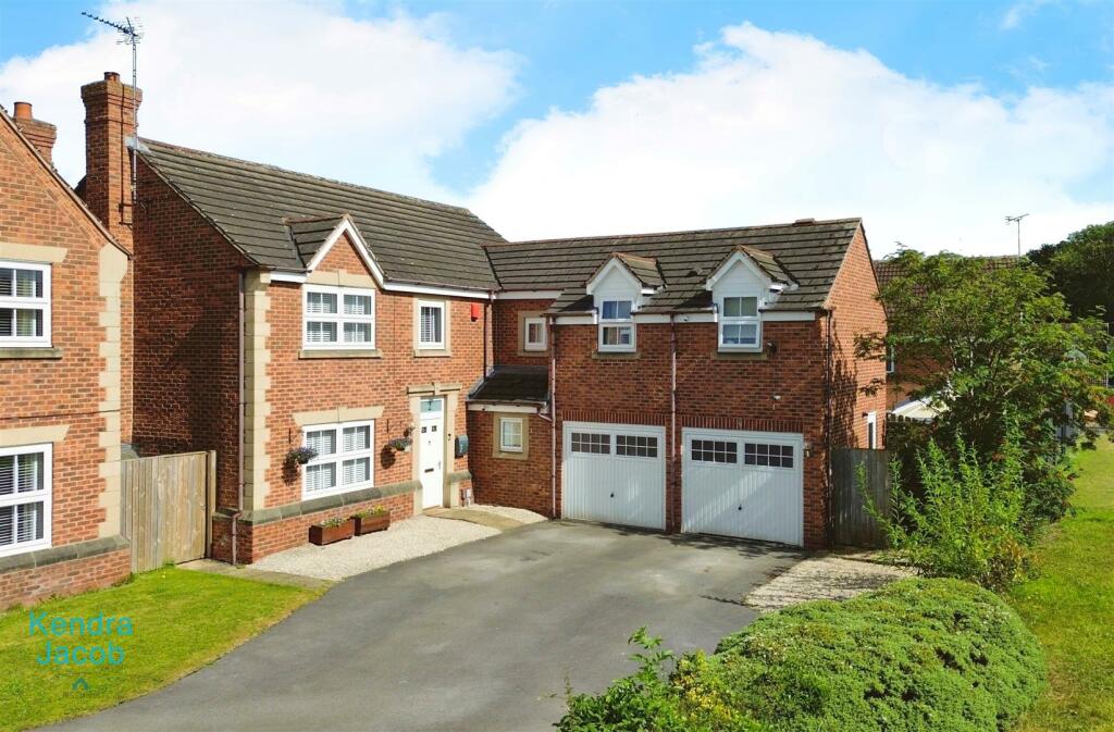5 bedroom detached house for sale in Montford Road, Worksop, S81