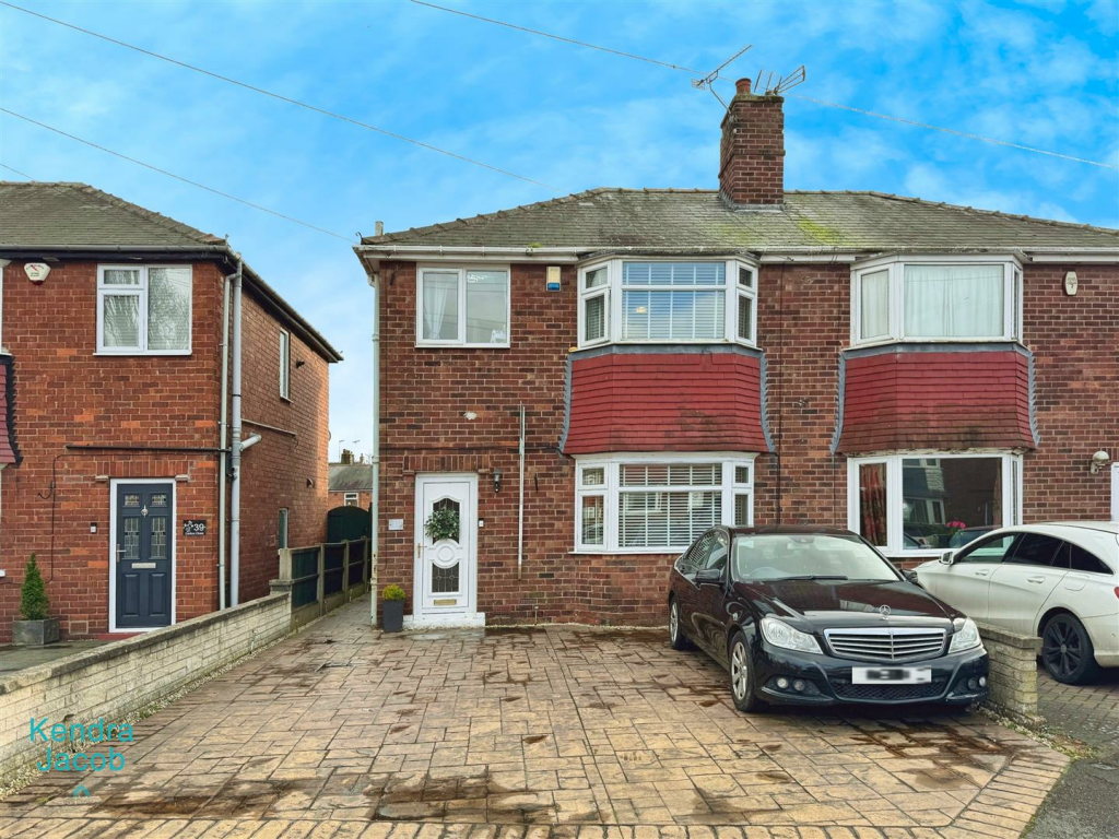 3 bedroom semidetached house for sale in Carlton Close, Worksop, S81