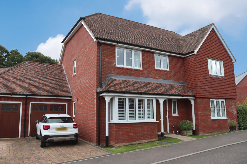 3 bedroom semidetached house for sale in Wood Croft, Billingshurst, RH14