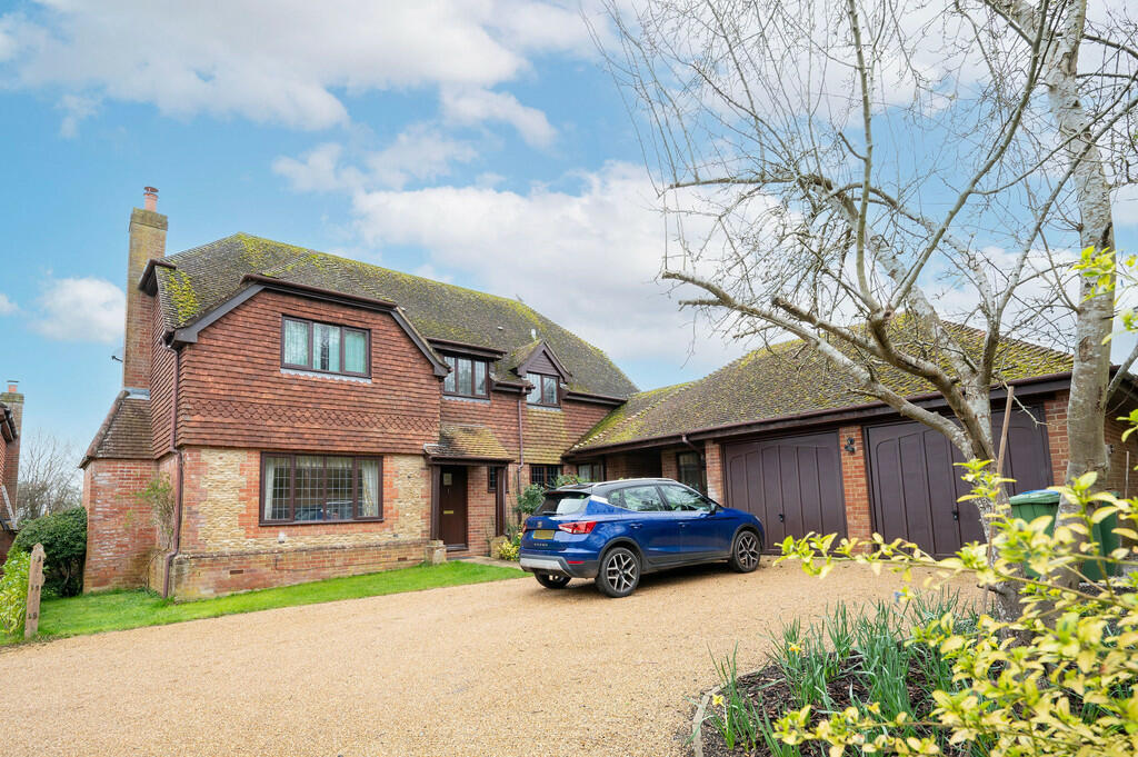 4 bedroom detached house for sale in The Cedars, Billingshurst, RH14