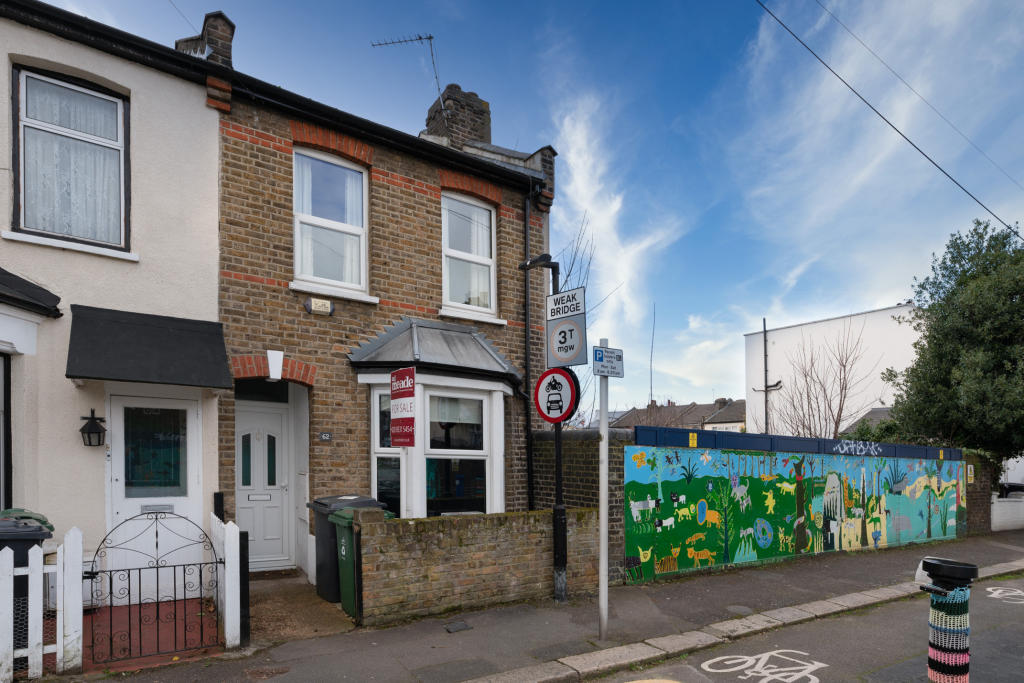 2 bedroom end of terrace house for sale in Ritchings Avenue