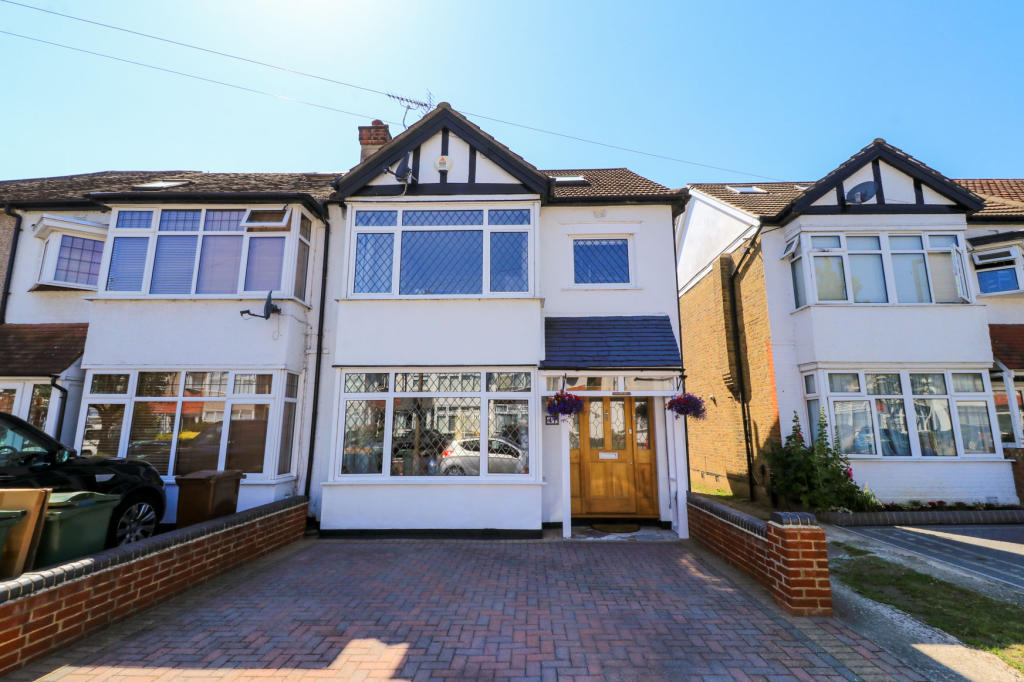 4 bedroom end of terrace house for sale in Ainslie Wood Gardens