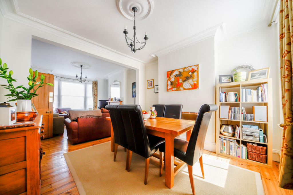 2 bedroom terraced house for sale in Selwyn Avenue, Highams Park, E4