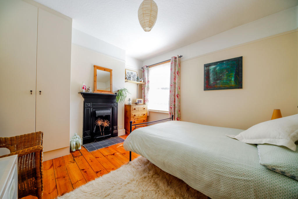2 bedroom terraced house for sale in Selwyn Avenue, Highams Park, E4