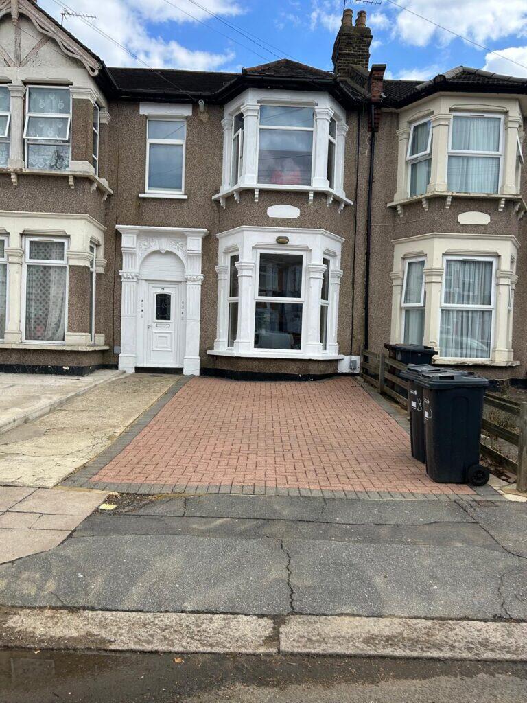 Main image of property: 1 Bedroom Flat – De Vere Gardens, Ilford IG1