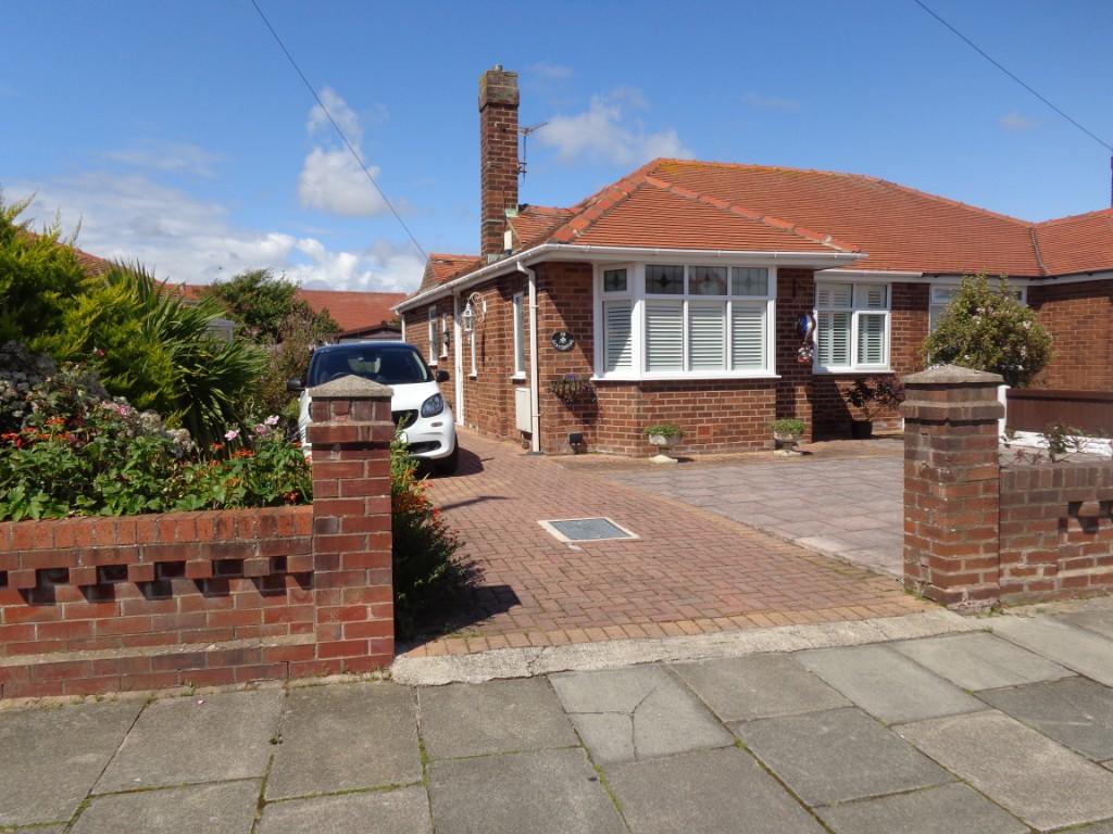 2 bedroom semidetached bungalow for sale in Ringway, Thornton