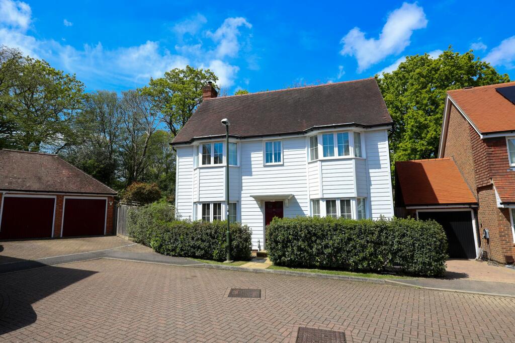 4 bedroom detached house for sale in Sycamore Drive, Burgess Hill, RH15