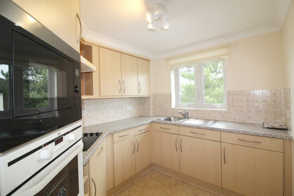 2 bedroom retirement property for sale in Leicester Road, EN5