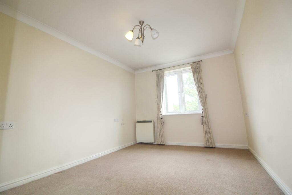 2 bedroom retirement property for sale in Leicester Road, EN5