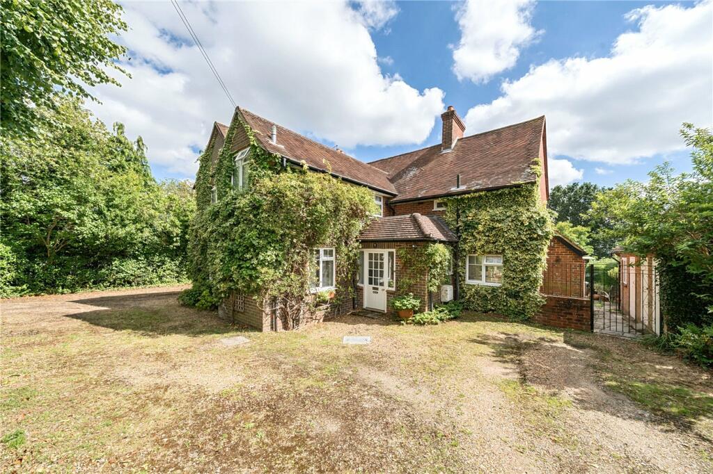 4 bedroom detached house for sale in Highlands Road, Heath End, Farnham