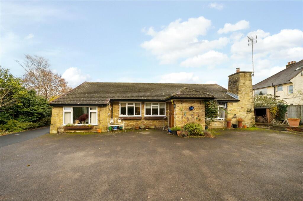 4 bedroom bungalow for sale in Boundstone Road, Rowledge, Farnham