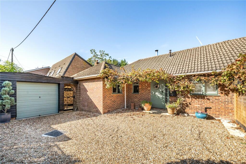 2 bedroom semidetached house for sale in Wrecclesham Hill, Wrecclesham