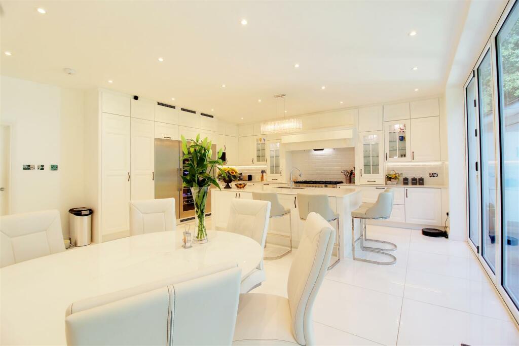 Additional property image - Dixons Hill Close, North Mymms
