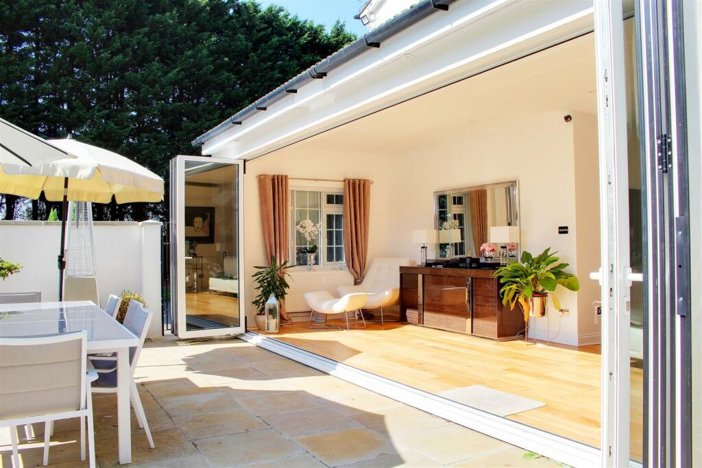 Additional property image - Dixons Hill Close, North Mymms