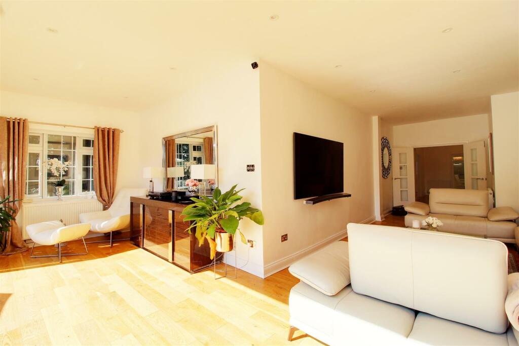 Additional property image - Dixons Hill Close, North Mymms