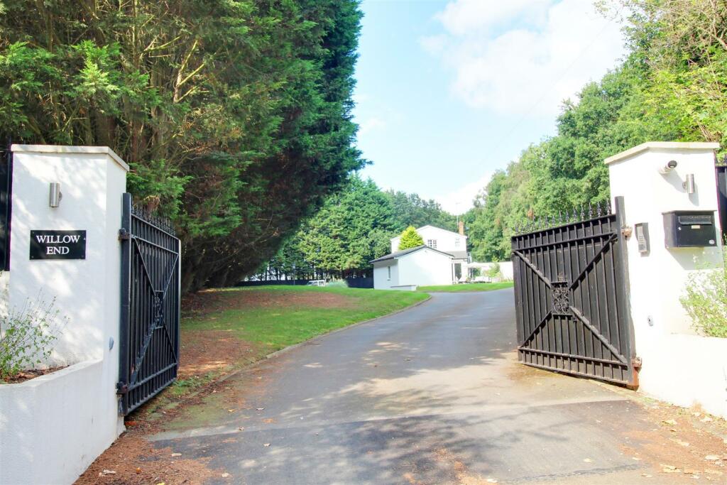 Additional property image - Dixons Hill Close, North Mymms