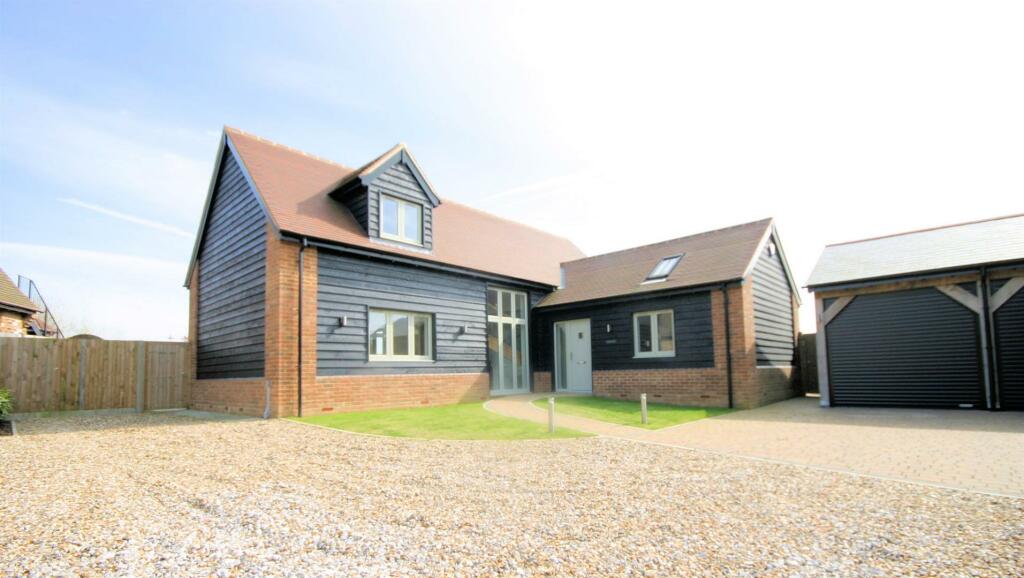 4 bedroom detached house for sale in Dunstable Road, Toddington