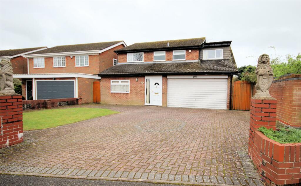 5 bedroom detached house for sale in Elm Grove, Toddington, Dunstable, LU5