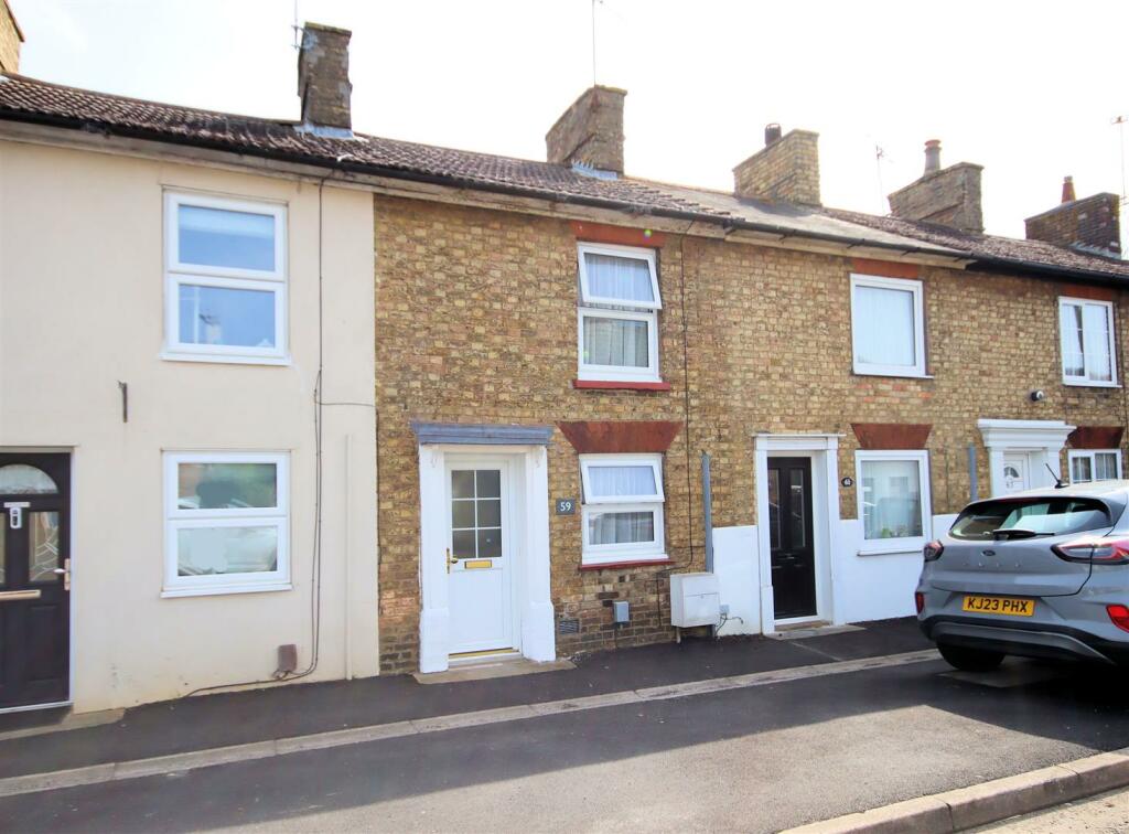 2 bedroom terraced house for sale in Luton Road, Toddington, Dunstable, LU5